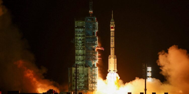 China lança missão para se preparar para ida à Lua; astronauta chinês passará um ano no espaço pela primeira vez