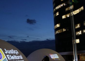 TSE adia decisão sobre suspensão de pesquisa de voto para presidente