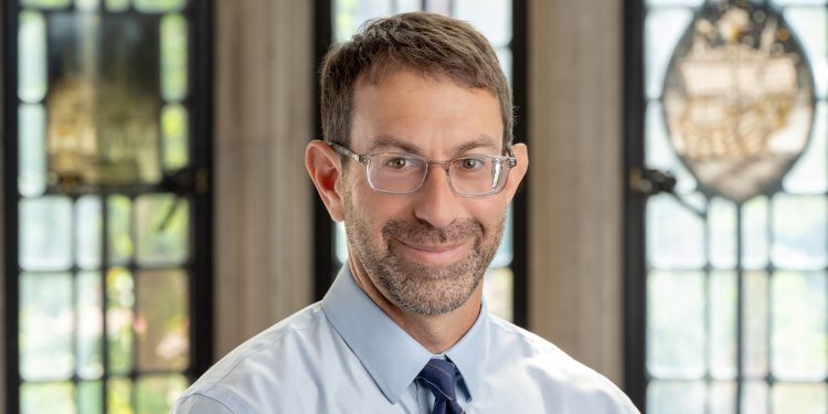 Professor de Yale lança livro contra o que chama de ‘tirania dos velhos’