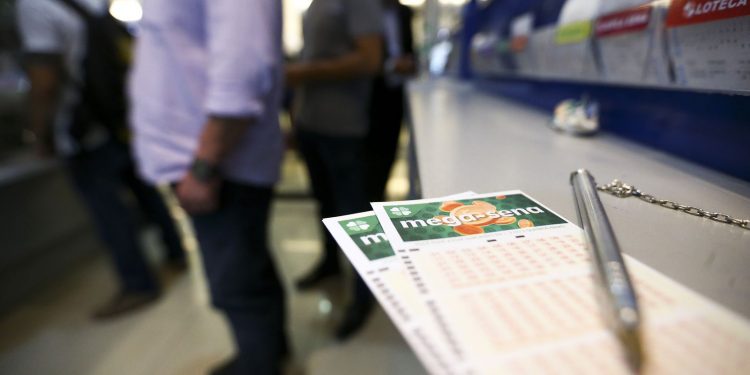 Mega-Sena acumula e prêmio principal vai para R$ 8 milhões